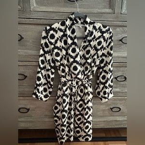 Short black and white dress with pockets